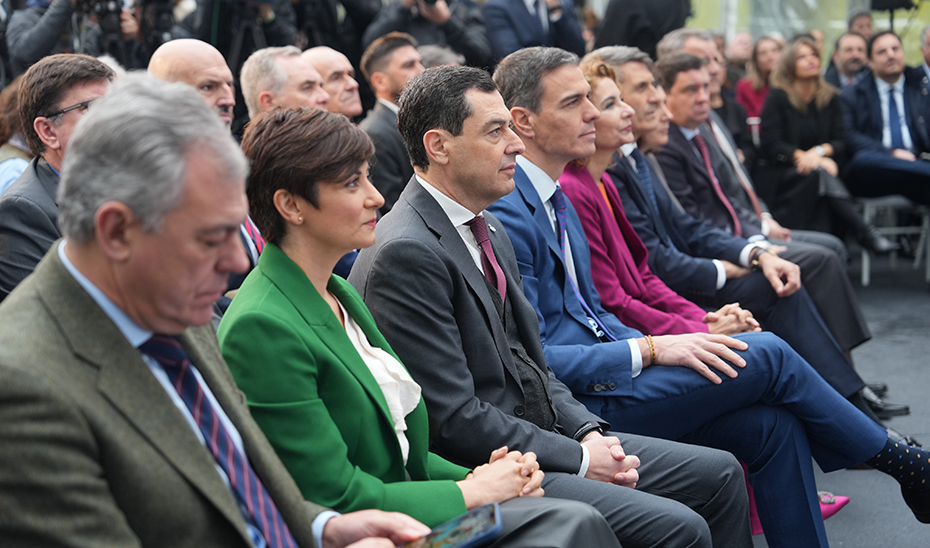 pedro sánchez y juanma moreno en entrega llaves vivienda pública hacienda el rosario sevilla