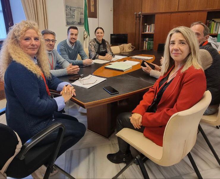 la parlamentaria de Por Andalucía, Alejandra Durán, se reúne con los trabajadores despedidos por el Patronato de la Alhambra