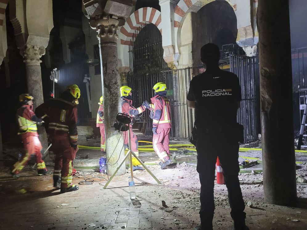 imagenes labores de extinción en mezquita de córdoba