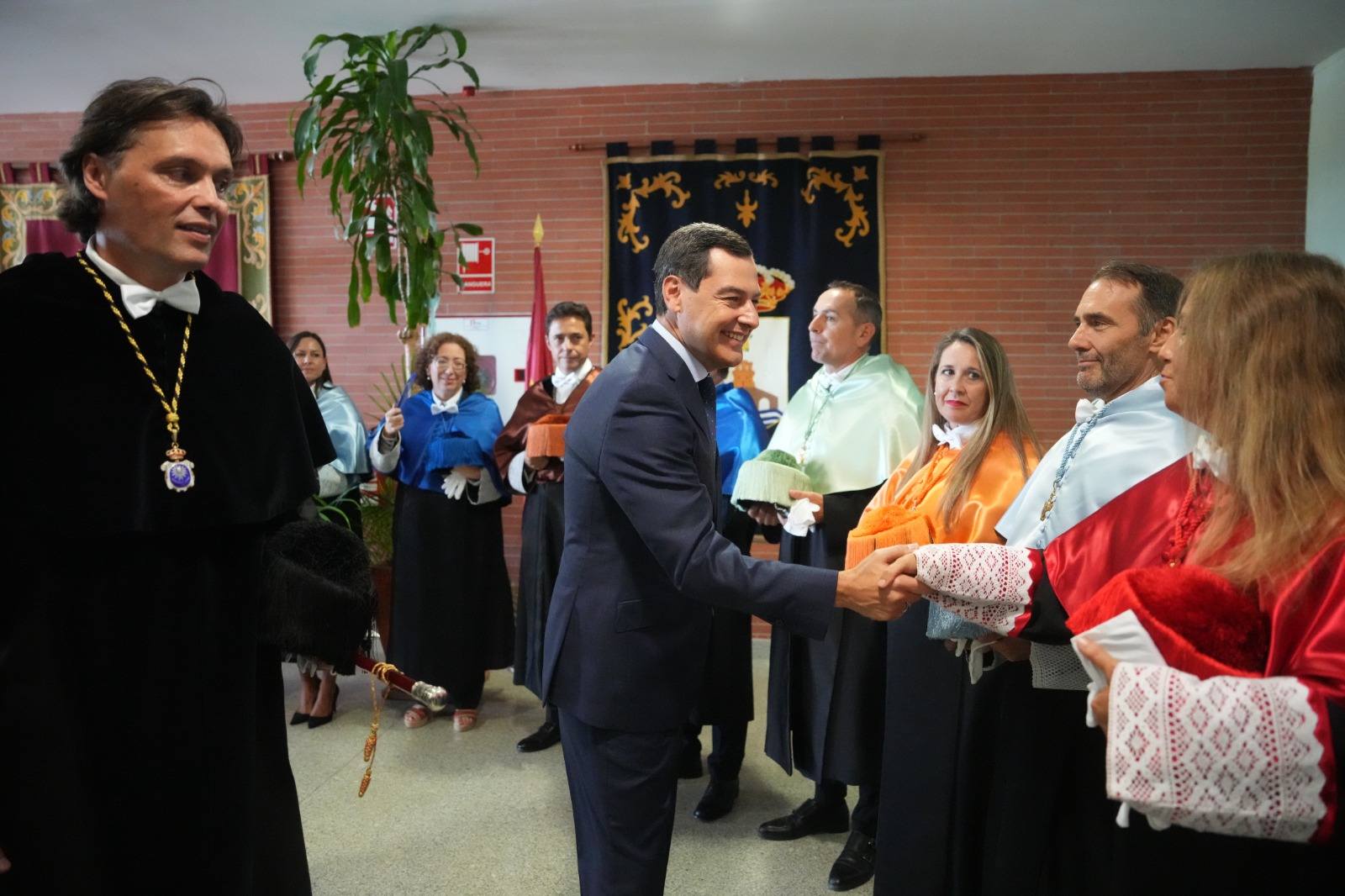 
estudiantes-universitarios-de-la-universidad-pablo-de-olavide-UPO-hacen-una-sentada-contra-moreno-y-asfixia-de-la-junt