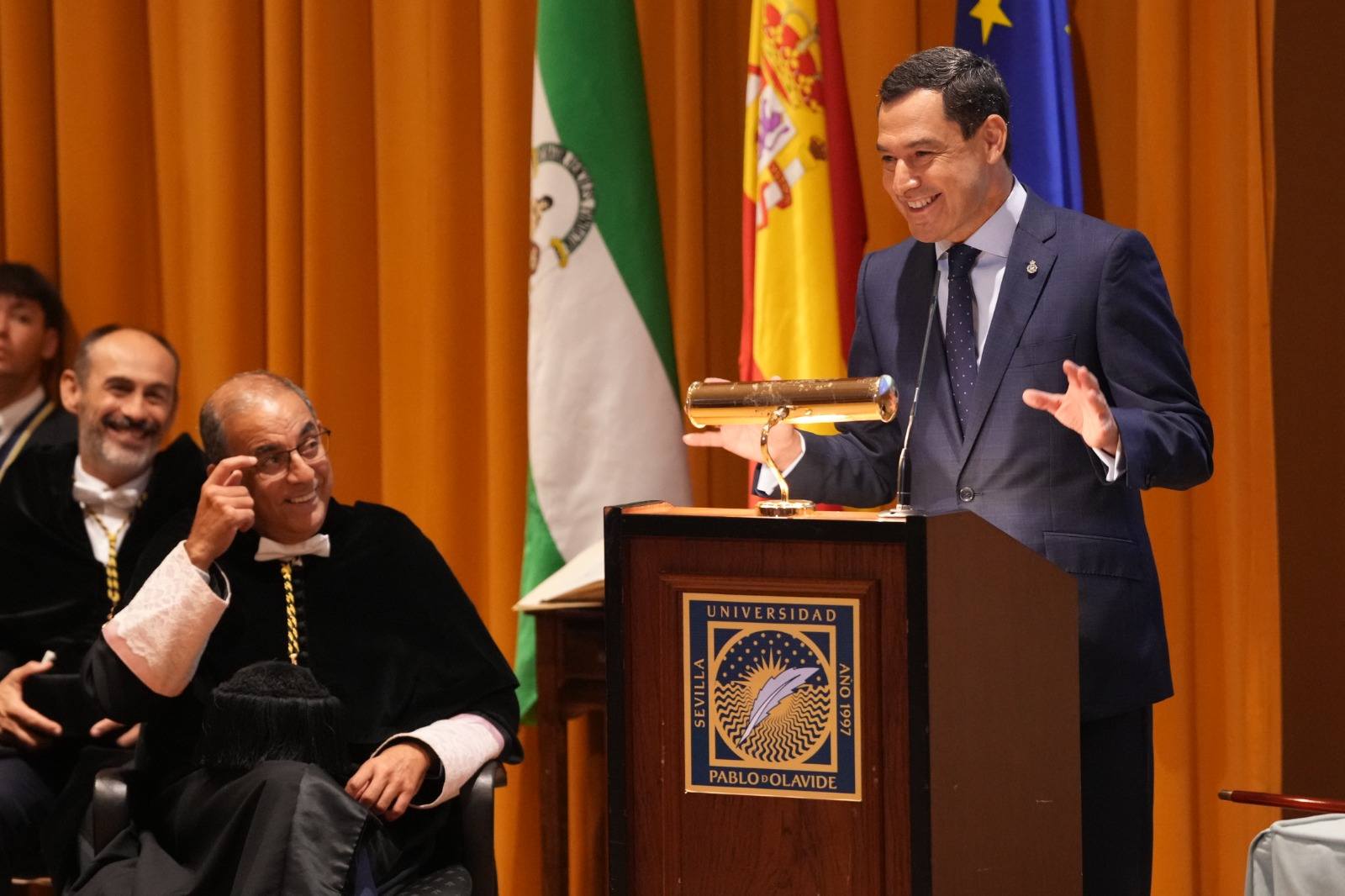  estudiantes universitarios de la upo (pablo de olavide) increpan a juanma moreno.