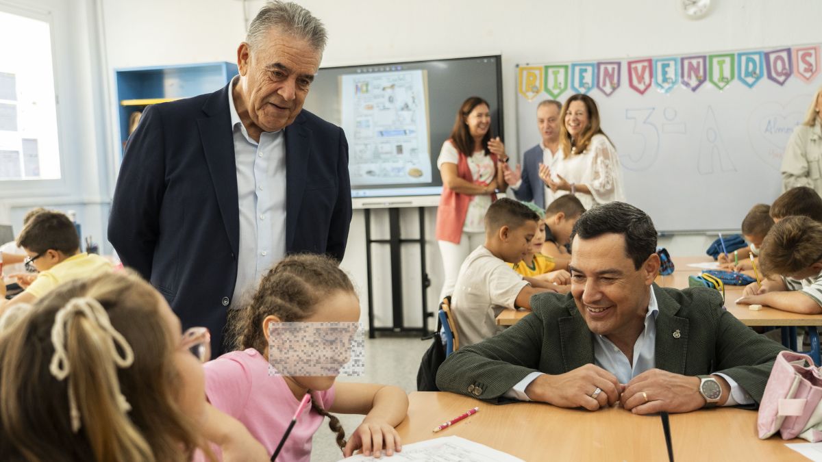 educación pública andaluza cierra 2025 con 355 aulas públicas menos, juanma moreno