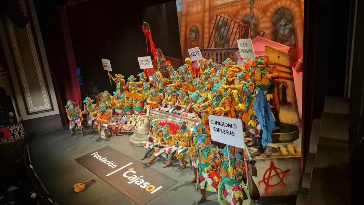 Un coro del Carnaval de Cádiz da réplica a Feijóo y a su insulto sobre que  "los andaluces no saben contar": "Sabemos contar: Gurtel, sede en 'B',  Dana, Ayuso y las residencias..." –