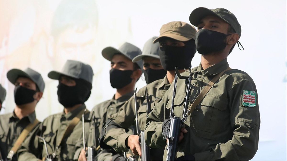 Militares en formación con armas