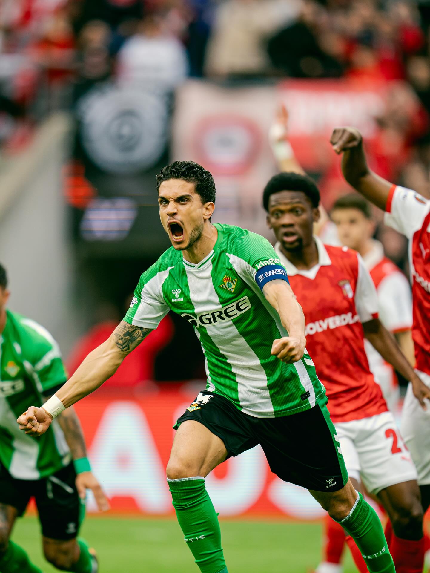 bartra, jugador del real betis, celebra el pase a cuartos contra el Panathinaikos
