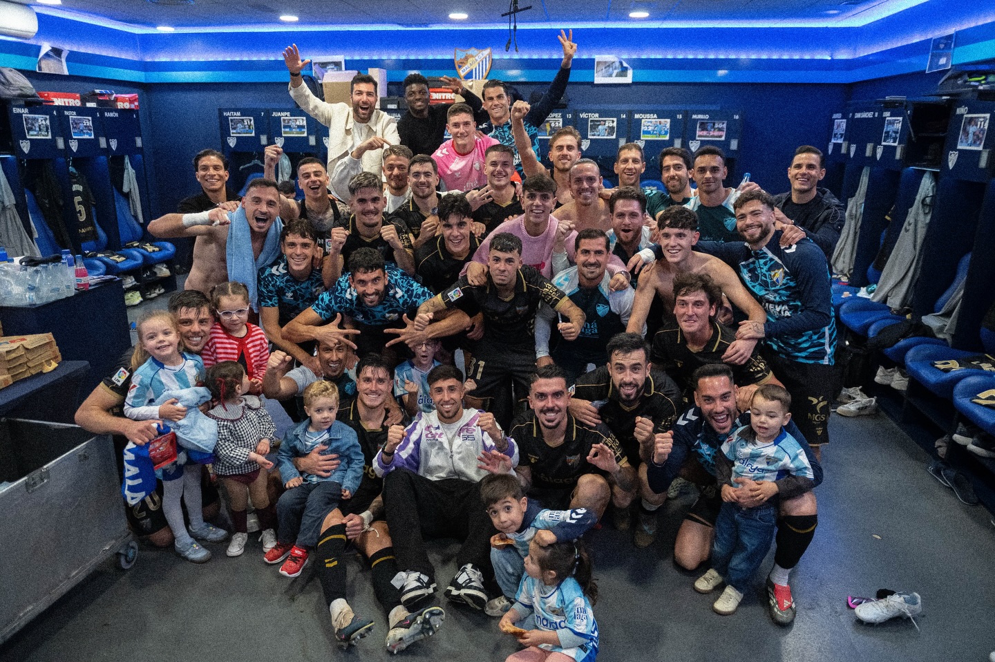 los jugadores del málaga cf celebran la victoria ante la UD Las Palmas